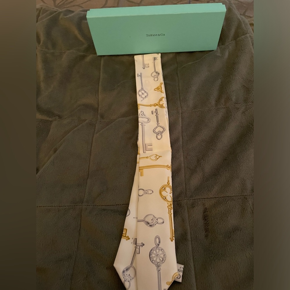 NWT. Tiffany&Co Silk White Scarf Tie/ Twilly Silver Gold Keys Charms - Picture 3 of 8